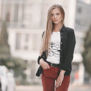 Women's Graphic Print Tee White Crew Neck Cotton T-Shirt, Size Medium